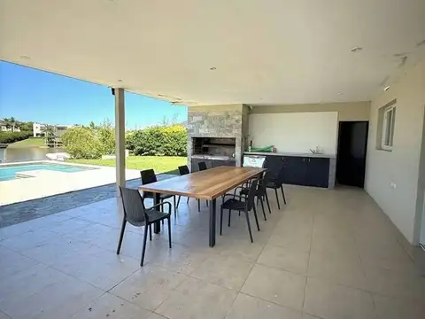 Casa 5 ambientes con 3 baños