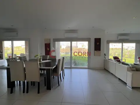 Casa 7 ambientes con 4 baños