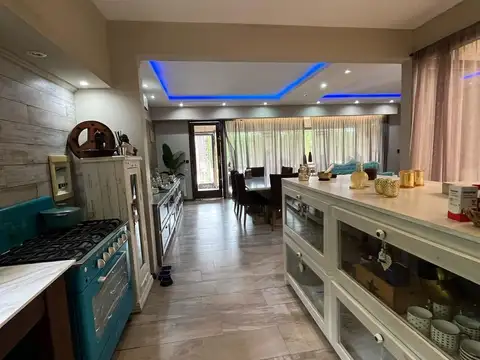 Casa 6 ambientes con 2 baños