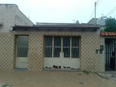APTA CREDITO!VENTA DE CASA 3 AMBIENTES CON LOCAL..