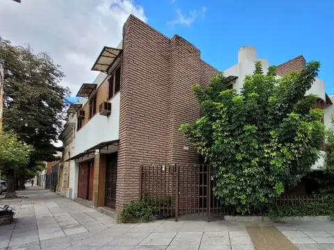 Excelente Casa en Esquina de 5 Ambientes. 4 Dormitorios uno en suite. Cochera P/ 2 Autos. Patio. Excelente ubicacion!