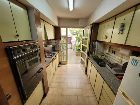 Excelente Casa en Esquina de 5 Ambientes. 4 Dormitorios uno en suite. Cochera P/ 2 Autos. Patio. Excelente ubicacion!