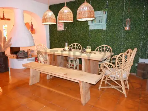 Venta de casa 5 ambientes Lomas de Zamora. Quincho y estudio en excelente ubicación