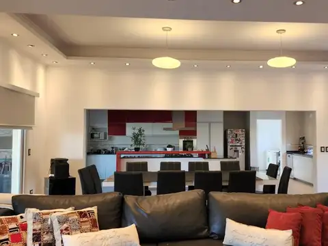 Casa 9 ambientes con 4 baños