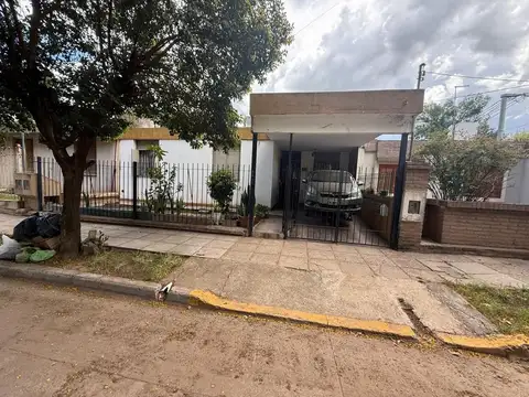 VENTA CASA 3 DORMITORIOS-GRAN PATIO-ARGUELLO