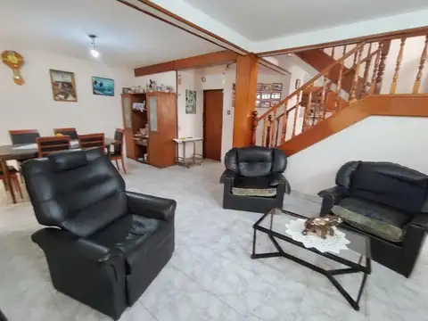 VENTA CASA DE 6 AMB/ MÁS DOS LOCALES, COCHERA Y FONDO LIBRE!