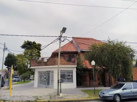 VENTA CASA DE 6 AMB/ MÁS DOS LOCALES, COCHERA Y FONDO LIBRE!