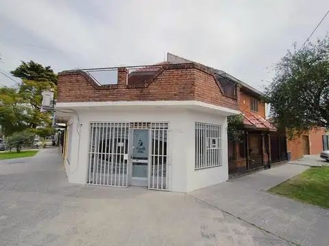 VENTA CASA DE 6 AMB/ MÁS DOS LOCALES, COCHERA Y FONDO LIBRE!