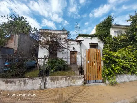 Casona de epoca a refaccionar 2 dpto 2 amb, gran lote