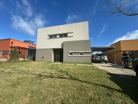 Venta de casa en dos plantas en San Alfonso Pilar del Este