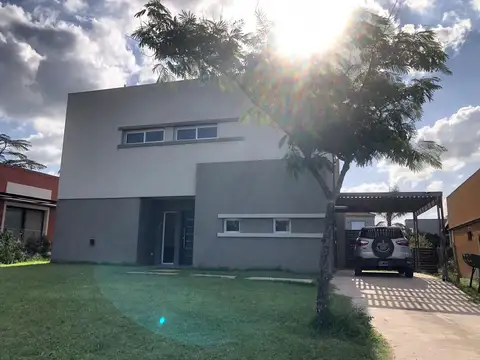 Venta de casa en dos plantas en San Alfonso Pilar del Este