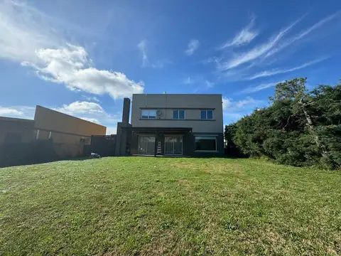 Casa 4 ambientes con 3 baños