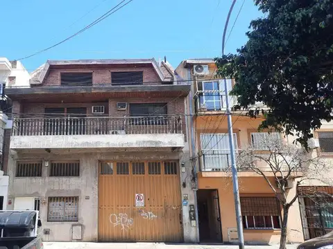 Casa en 3 plantas 5 amb y Galpon. Uso comercial y residencial
