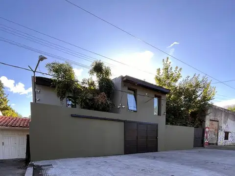 Casa en alquiler - 3 Dormitorios 2 Baños - La Plata