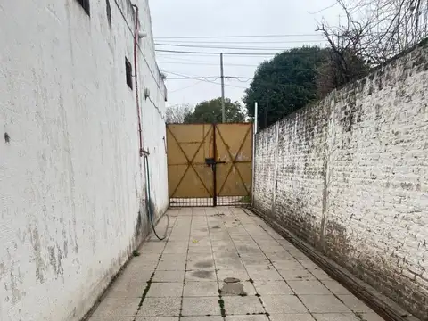 Galpón, con local comercial a la calle.