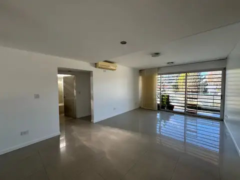 Departamento 3 ambientes con dependencia, con cochera, en alquiler en Villa Devoto. Con amenities.