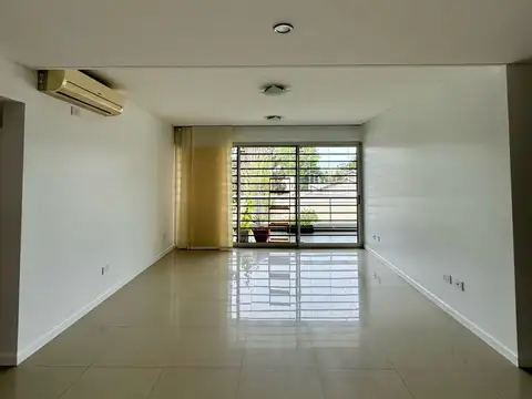 Departamento 3 ambientes con dependencia y cochera, en alquiler en Villa Devoto. Con amenities.