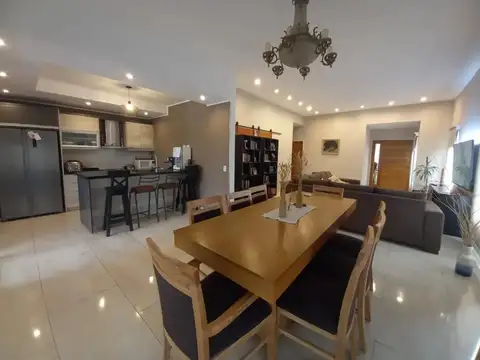 Casa en Venta con 3 cocheras