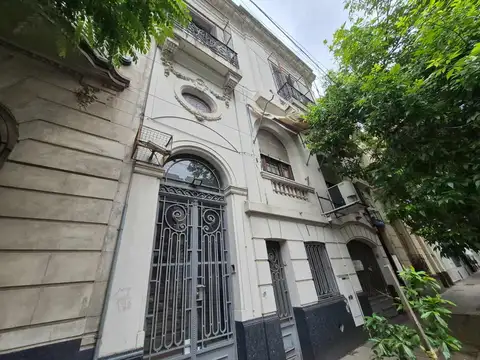 VENTA CASA 8 AMBIENTES EN BARRACAS PATIO Y COCHERA