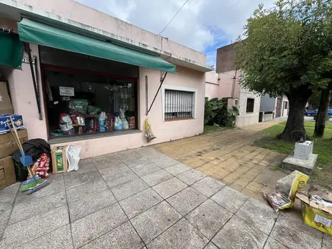 Casa con Local a la Venta en Esquina en Ramos Mejia