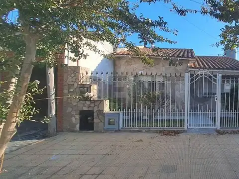 20 entre 75 y 76. Casa en venta en Bloque