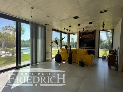 Casa en Alquiler con 4 cocheras