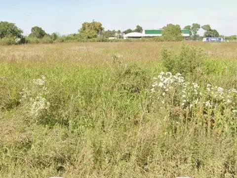 Campo en recereo - frente al mercado de productore
