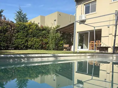 Casa en Venta con 2 cocheras