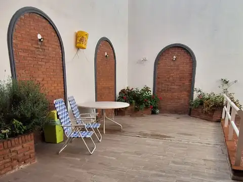 VILLA DEVOTO. B.SAN PEDRO. DESAGUADERO 2500. EXCELENTE CASA 5 AMBIENTES MAS DEPENDENCIAS PATIO PISCINA PARRILLA GARAGE