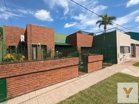 Casa en venta - 3 Dormitorios 3 Baños - Cochera - 300Mts2 - Villa Elvira, La Plata