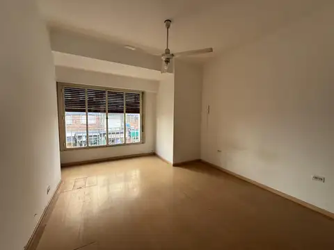 Departamento 4 ambientes en venta con patio en Olivos