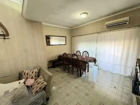 Casa 5 ambientes con 2 baños