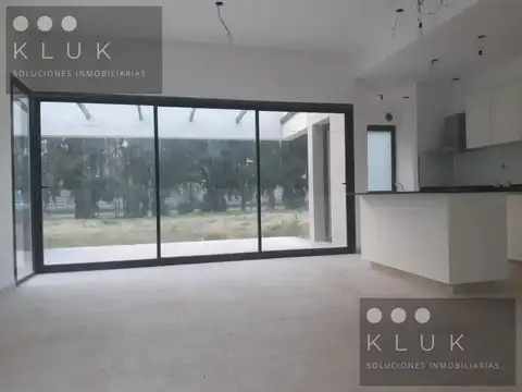 Casa en Alquiler con 3 cocheras