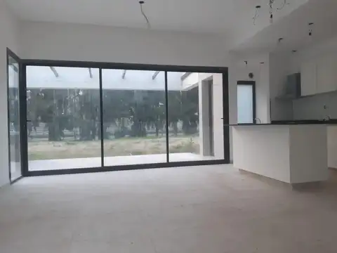 Casa en Alquiler con 3 cocheras