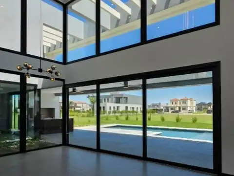 Casa en Venta con 6 cocheras