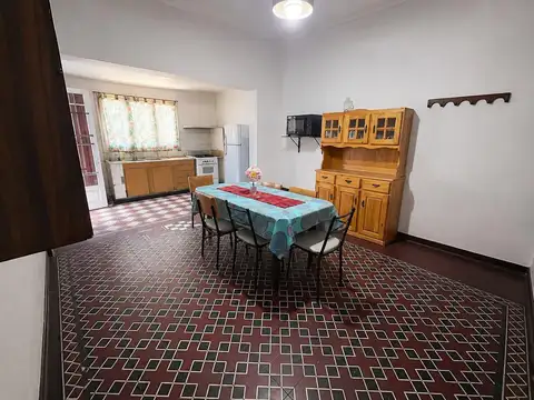Casa 4 ambientes con 2 baños