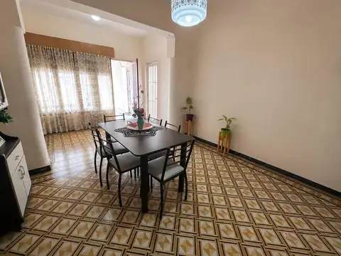 VENTA - CASA DE DOS DORMITORIOS CON PATIO   LOCAL - CASILDA