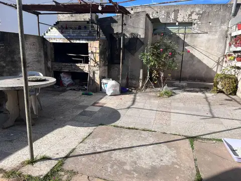 VENTA - CASA DE DOS DORMITORIOS CON PATIO   LOCAL - CASILDA