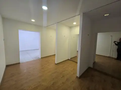 Alquiler Local sobre calle Cordoba. 225m2 Con patio. Amplia Vidriera. Paseo del Siglo Rosario