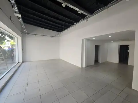 Alquiler Local sobre calle Córdoba 225m2 Con patio Amplia Vidriera Paseo del Siglo Rosario