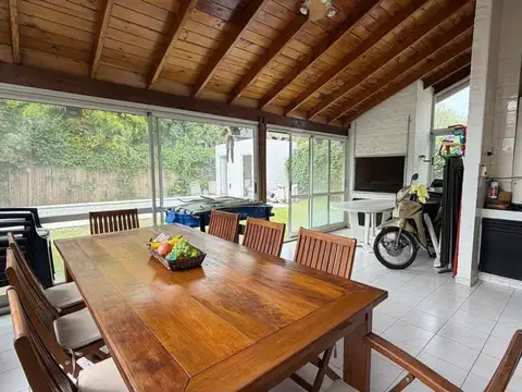 VENTA CASA AMBIENTES - PILETA - LOMA VERDE