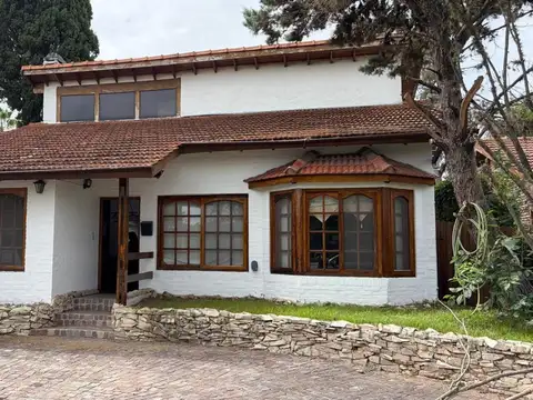 VENTA CASA AMBIENTES - PILETA - LOMA VERDE