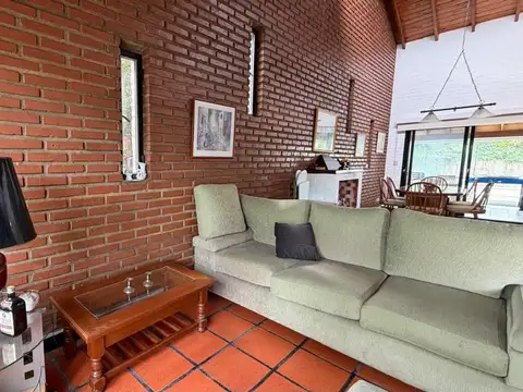 VENTA CASA AMBIENTES - PILETA - LOMA VERDE
