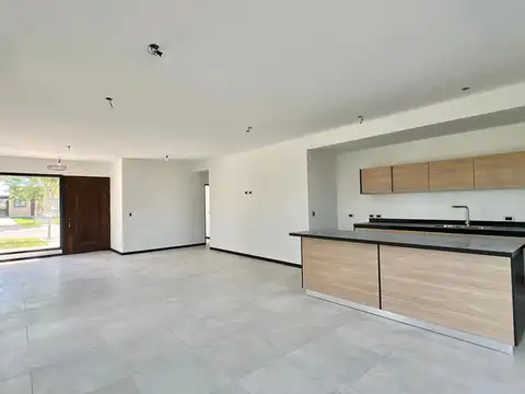 Casa en Alquiler con 3 cocheras