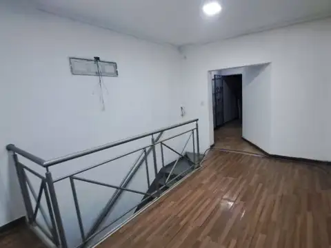 DEPTO TIPO CASA DE 5 AMBIENTES CON BALCÓN Y TERRAZA PROPIA, PLENO CENTRO COMERCIAL PISO ÚNICO,...
