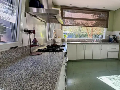 Casa en Venta con 3 cocheras