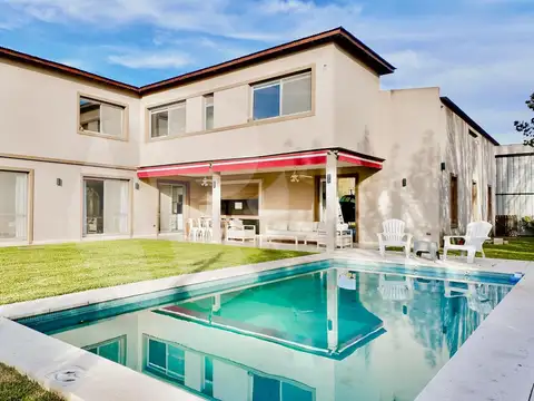 Venta casa 5 ambientes con hangar, jardin y pileta en el Aero Country Club Gral Rodriguez