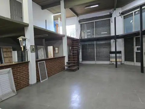 Imponente local de 350 m2 c/doble altura en San José!