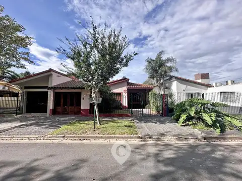 Casa en Venta de 3 dorm. Patio con parque y cochera. Campana