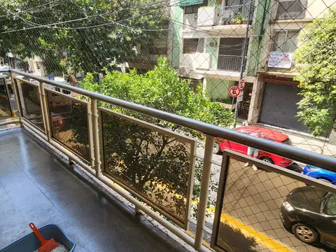 URIBURU AL 600. Luminoso 3 amb con balcón corrido y patio. Excelente estado.